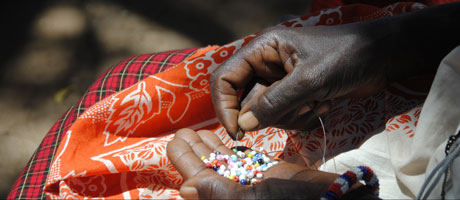 Armbanden tillverkas av massajkvinnor i Tanzania